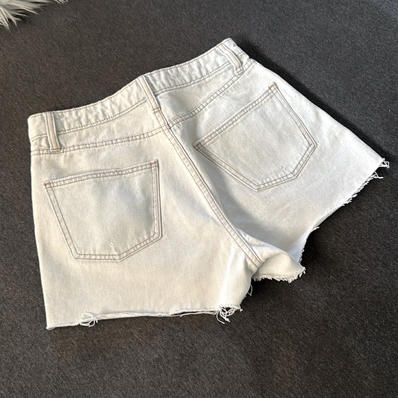 Stylish Women's Light Blue High Waist Denim Shorts Raw Hem Size 2 Like New - Picture 5 of 5